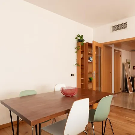 Modern In Parque Nacoes דירה