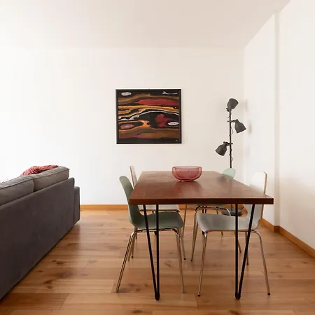 Modern In Parque Nacoes Lisbon