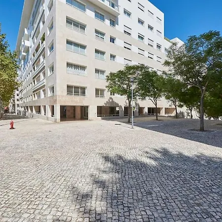 Modern In Parque Nacoes * Lisbon