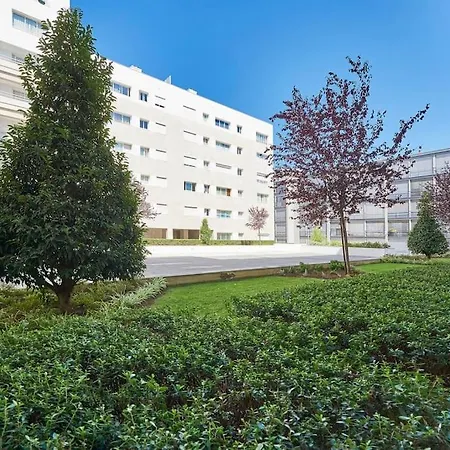 Modern In Parque Nacoes Apartment